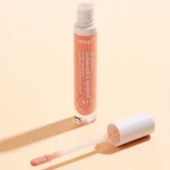 Adopt Glittery Lip Gloss With A Wow Effect!