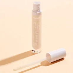 Adopt Glittery Lip Gloss With A Wow Effect!