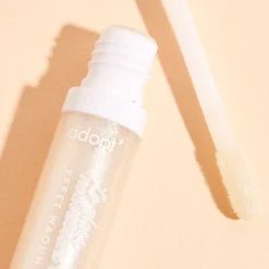 Adopt Glittery Lip Gloss With A Wow Effect!