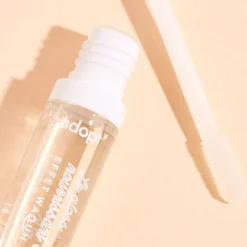 Adopt Glittery Lip Gloss With A Wow Effect!