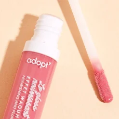 Adopt Glittery Lip Gloss With A Wow Effect!